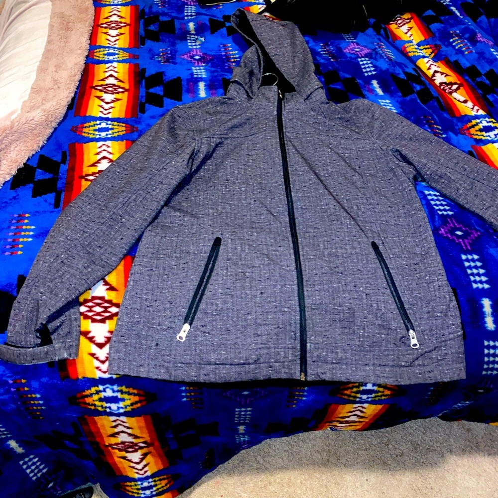 Very nice woman’s raincoat very comfortable fit size medium